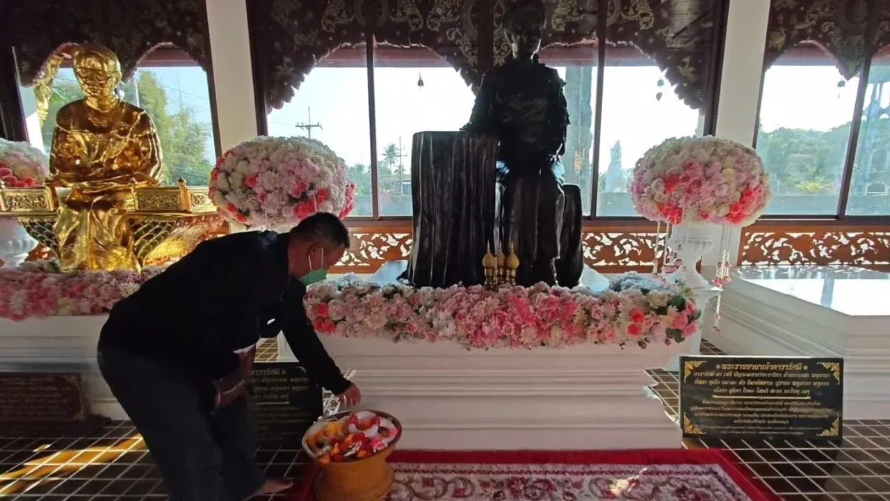 왓 다라피묵 정자에 안치된 다라 라스미 공주 동상