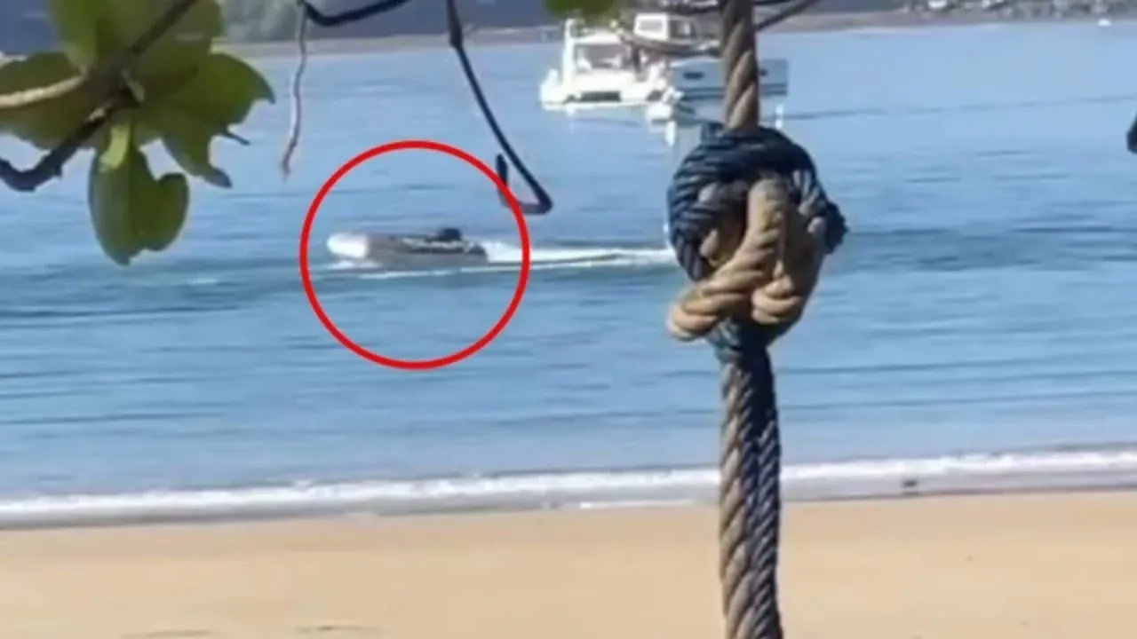 푸켓 해변에서 무인 보트가 회전하는 모습