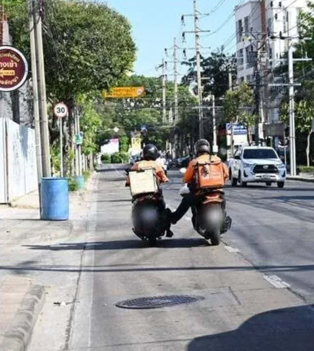방콕 타운인타운 지역에서 시동이 걸리지 않는 오토바이