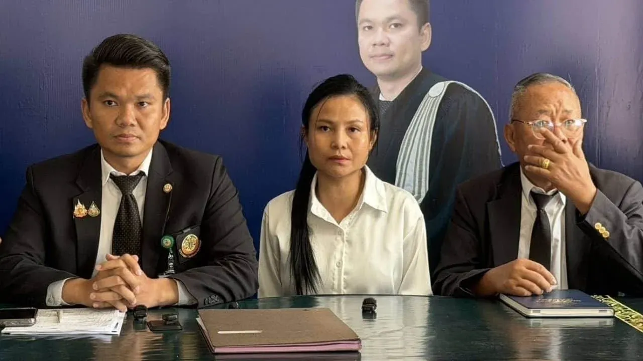 전처 플로이의 기자회견 장면