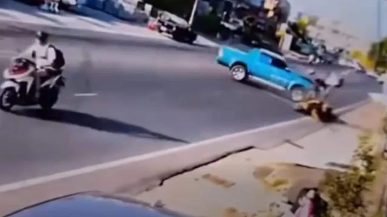 푸켓 찰롱 외국인 픽업트럭 오토바이 충돌 사고 현장