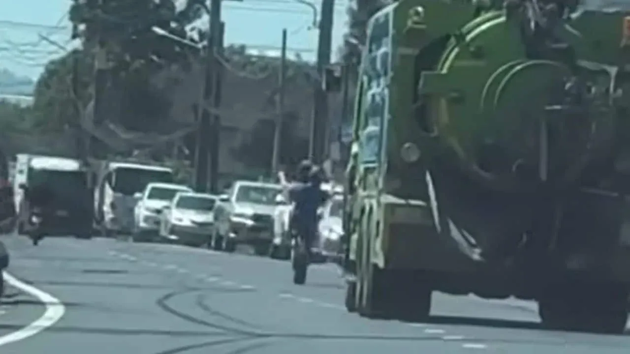 푸켓에서 윌리 주행으로 체포된 외국인 오토바이 운전자