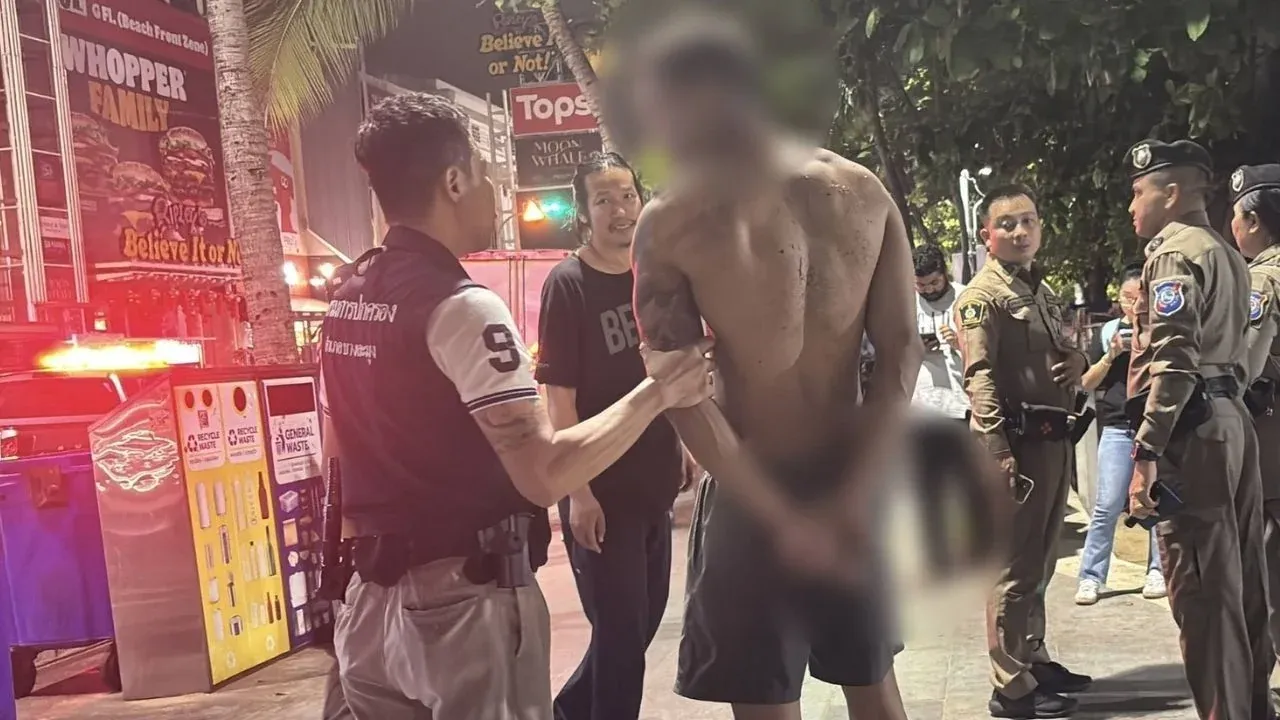 파타야에서 영국인 남성이 체포되는 장면