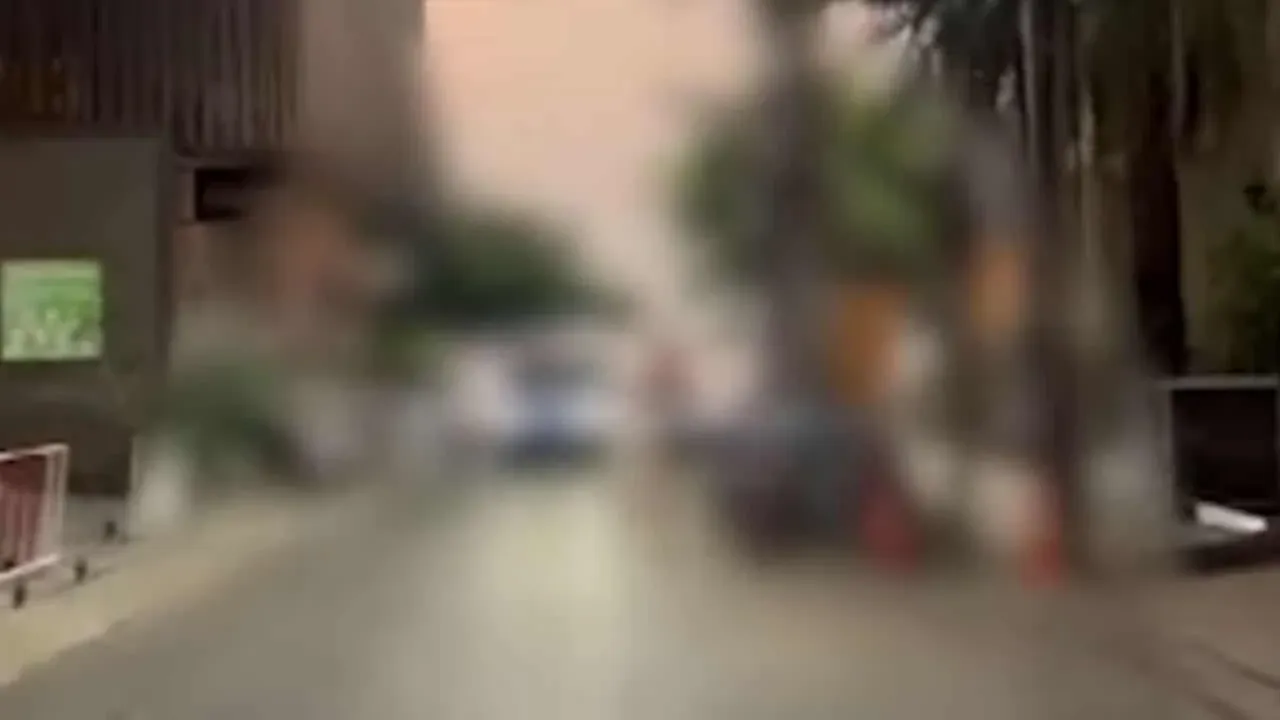 파타야 해변도로에서 알몸으로 달리는 외국인