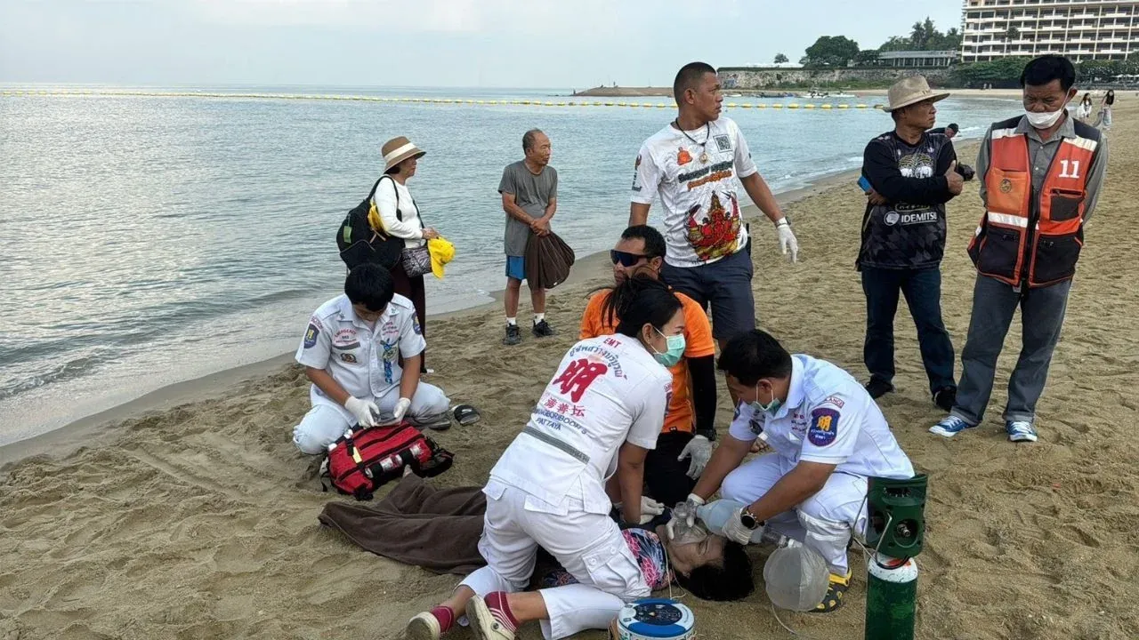 파타야 해변 익수 사고 현장에서 구조 활동 중인 모습