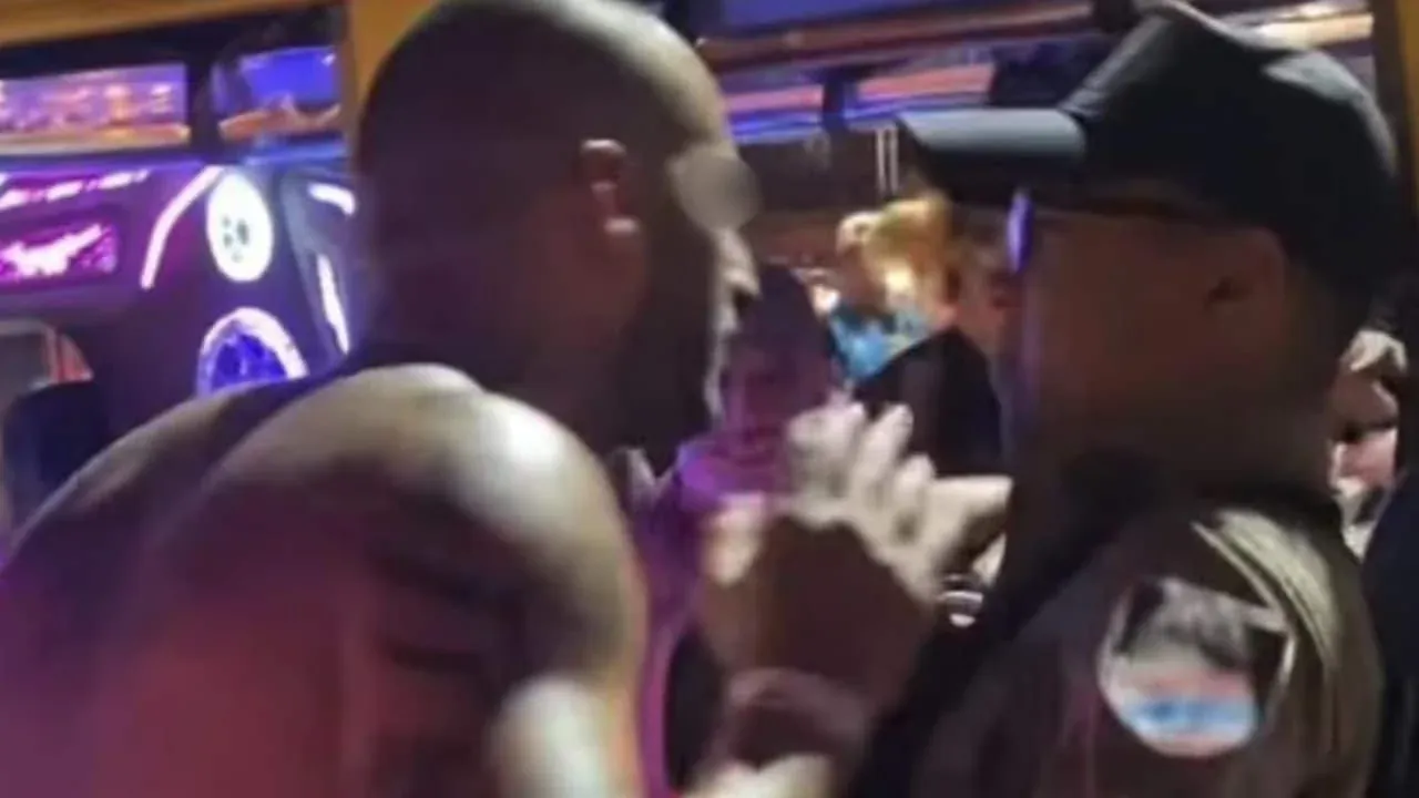 태국 경찰에게 공격적 태도를 보이는 이스라엘 남성