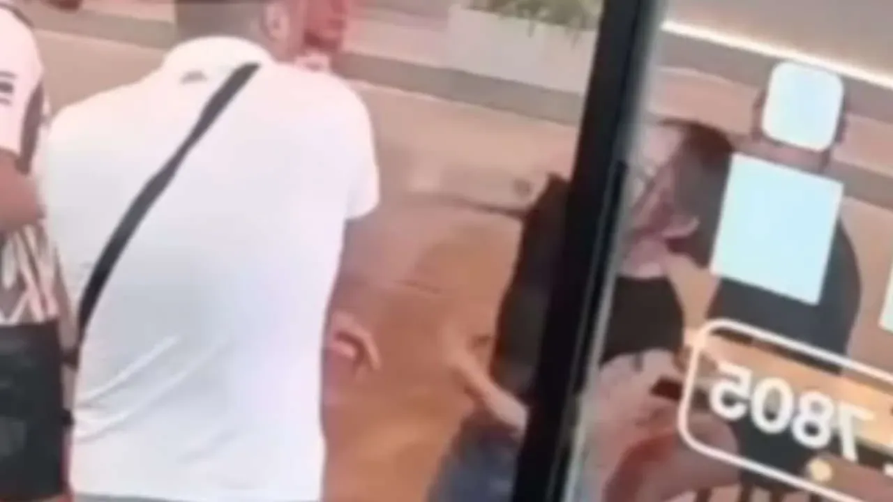 용의자와 피해자가 대치하는 장면