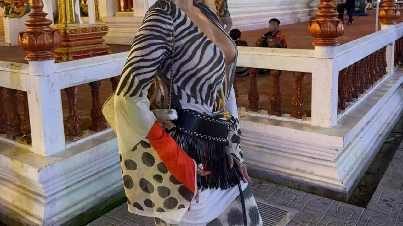 푸켓 사원에서의 외국인 여성 모습