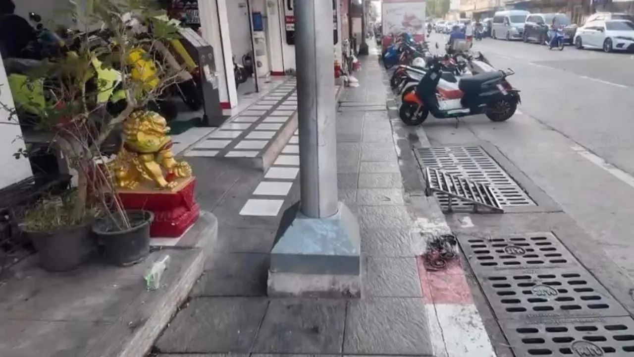 가로등 기둥에 막힌 파타야 인도의 외국인 휠체어 이용자