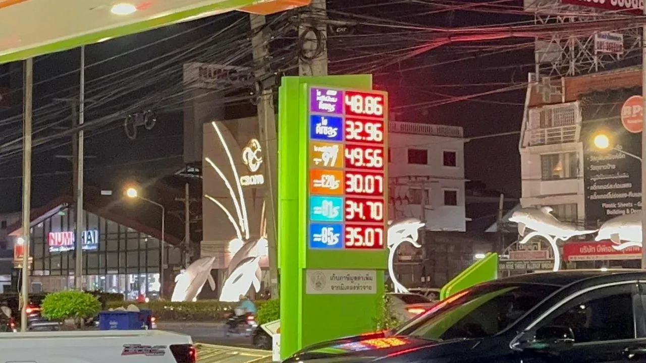 파타야 주유소에서 연료를 채우기 위해 줄을 선 차량들