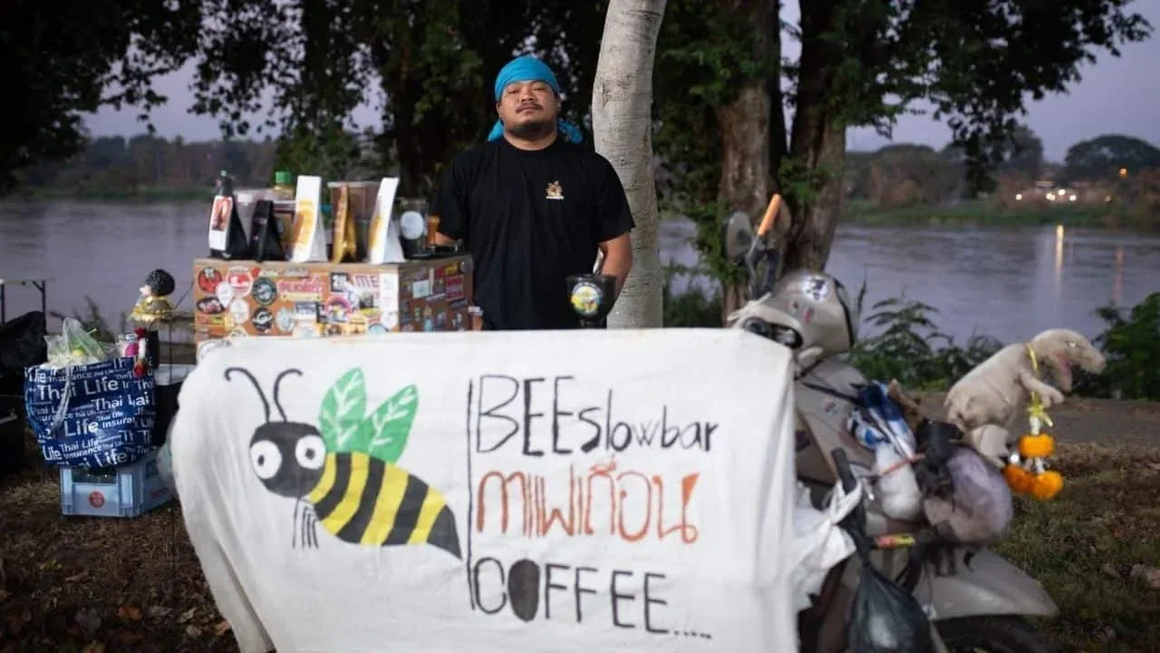 칸차나부리 호텔에서 거부당한 이동식 커피숍 운영자