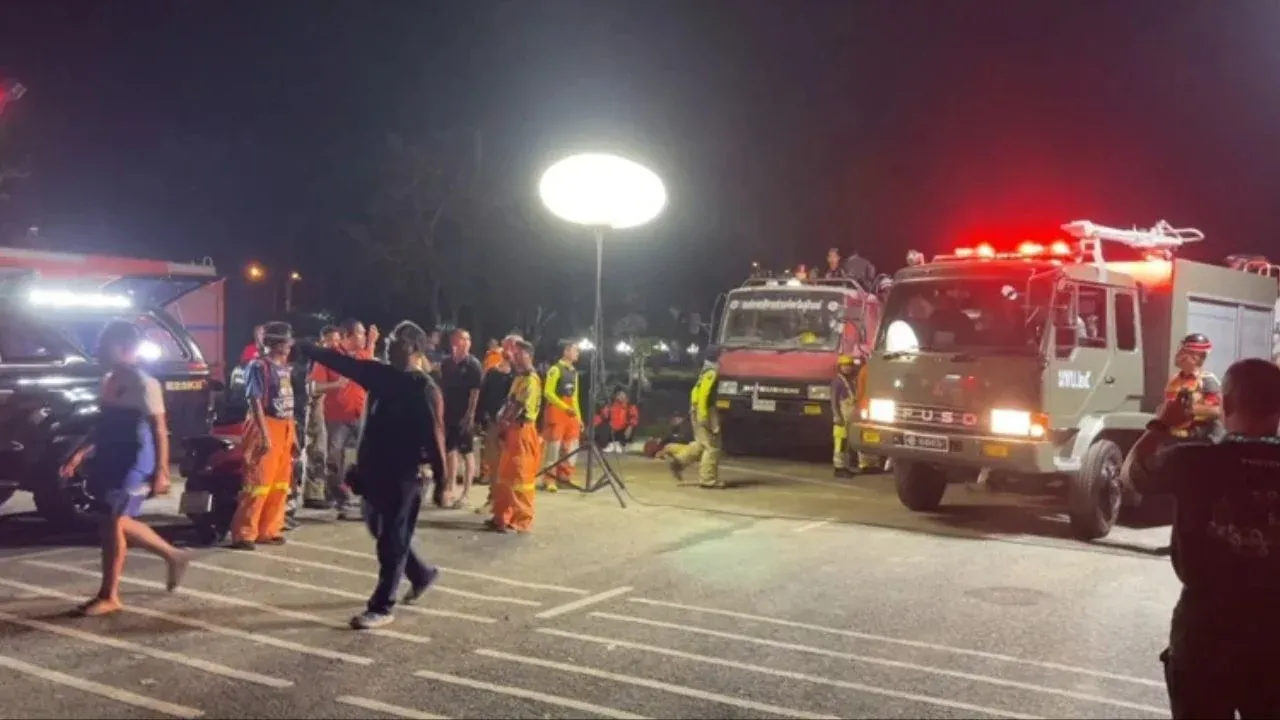 진화 작업 중인 소방대원들