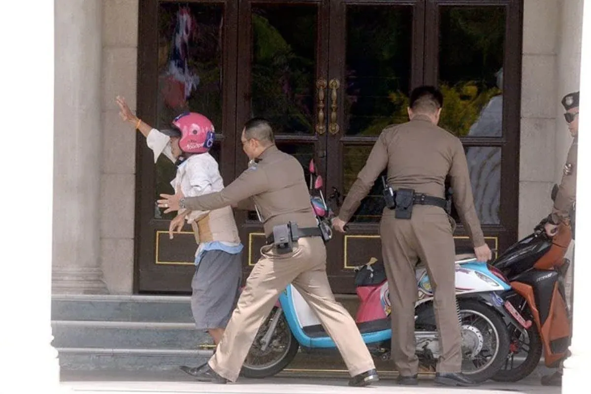 태국 총리 관저 앞에서 항의하는 남성