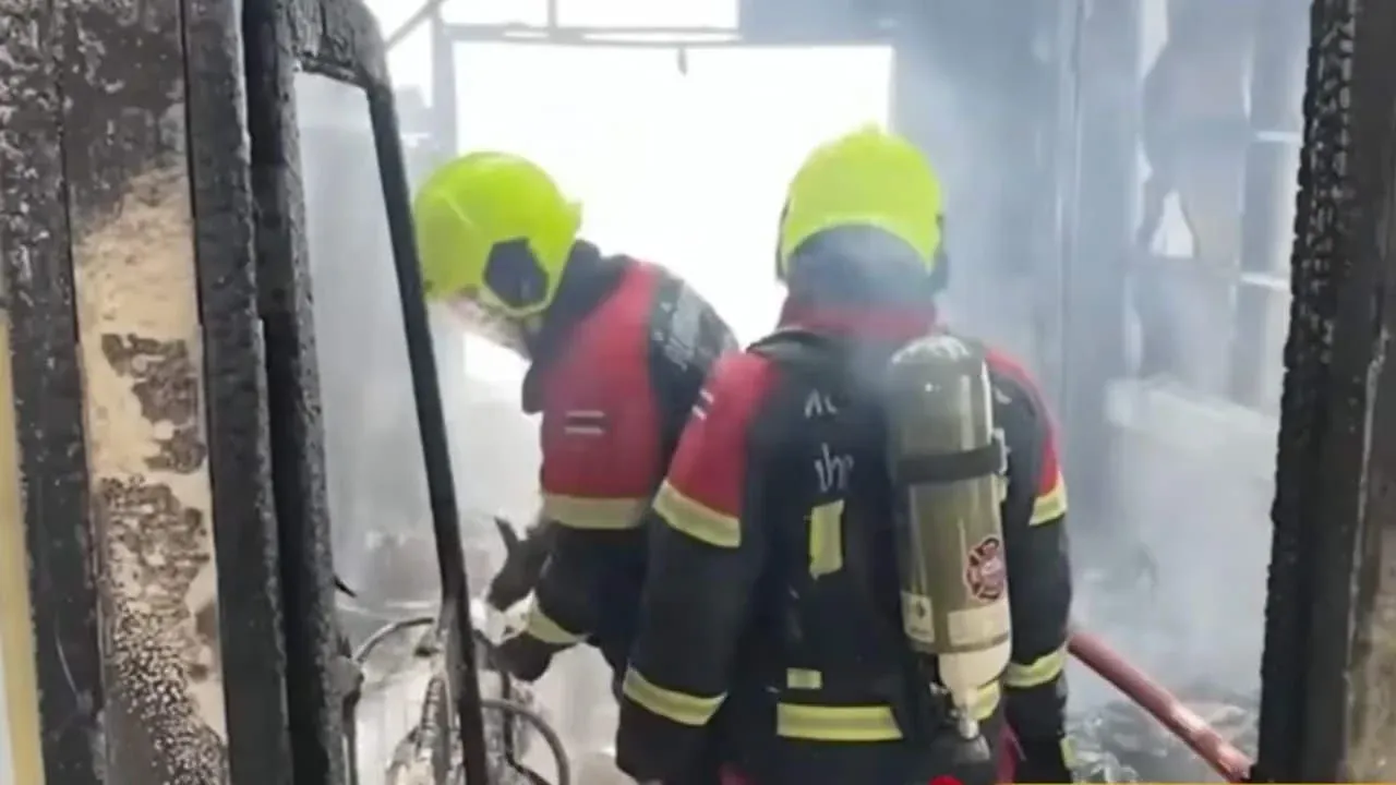 사뭇쁘라깐 아파트 화재 현장 소방 작업