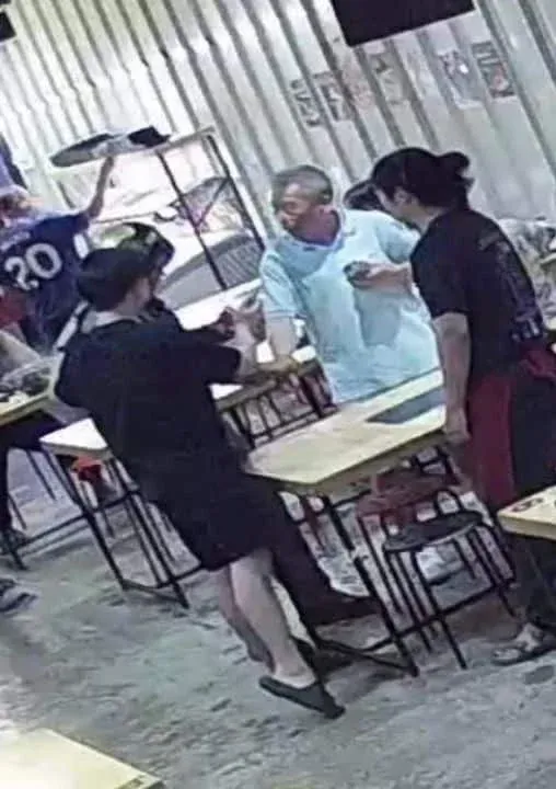 치앙마이 뷔페 식당에서 경찰이 계산 분쟁을 중재하는 모습