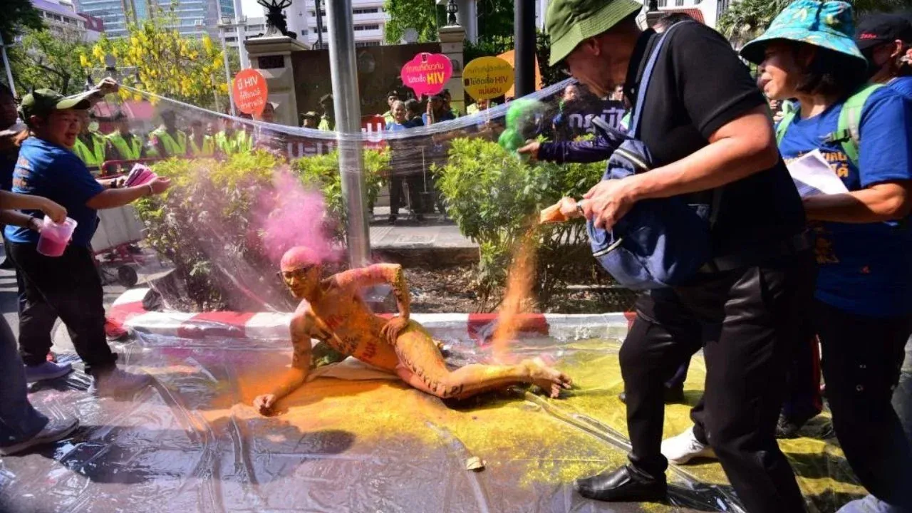 태국 경찰 채용 HIV 차별 규정 항의