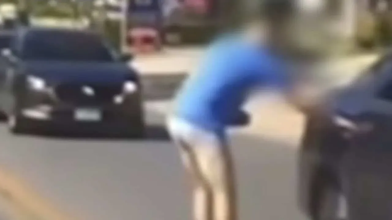 푸껫 도로에서 난동을 부리는 아일랜드 국적 남성