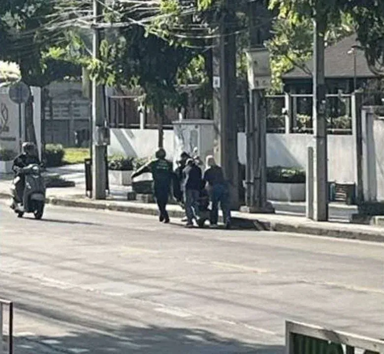 신호 간섭으로 시동이 걸리지 않는 오토바이를 밀고 있는 라이더