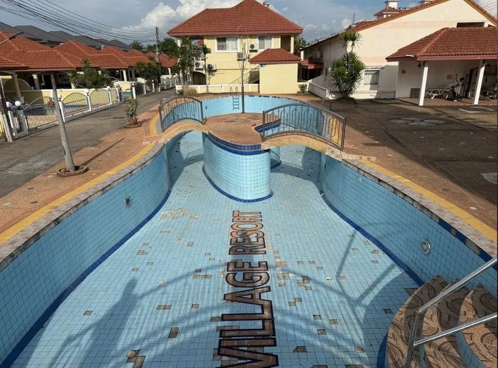 방치된 수영장 시설