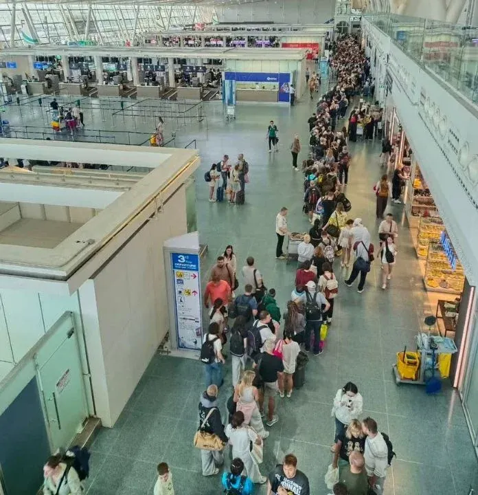 푸켓 공항 출입국 심사 대기줄