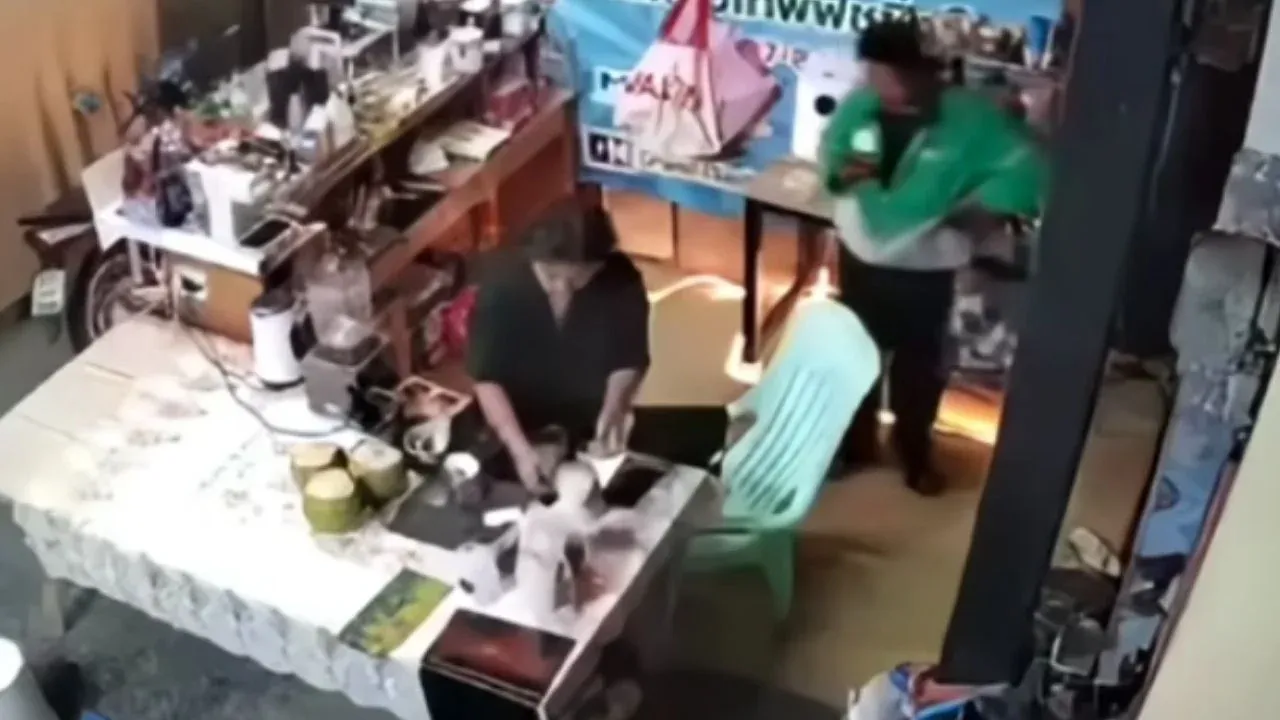 CCTV에 포착된 배달 라이더 몰카 촬영 장면