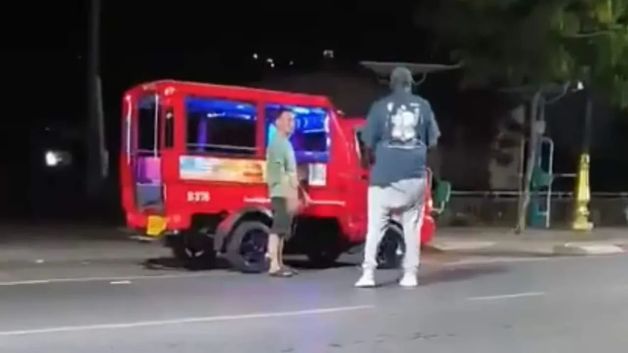 푸켓에서 외국인 남성이 휴대폰을 파손하는 장면