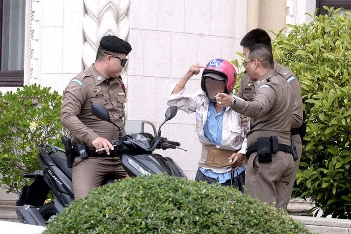 경찰에 의해 이송되는 항의 남성