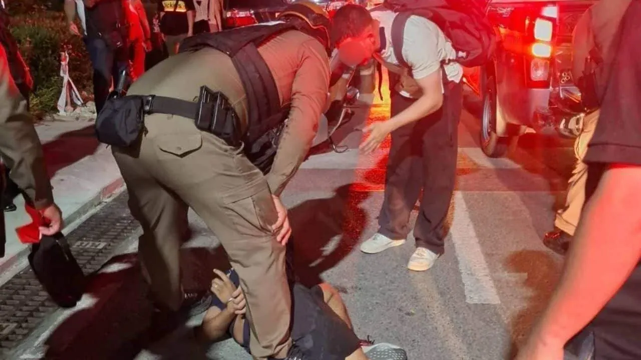 파타야 경찰에 체포되는 미군 병사