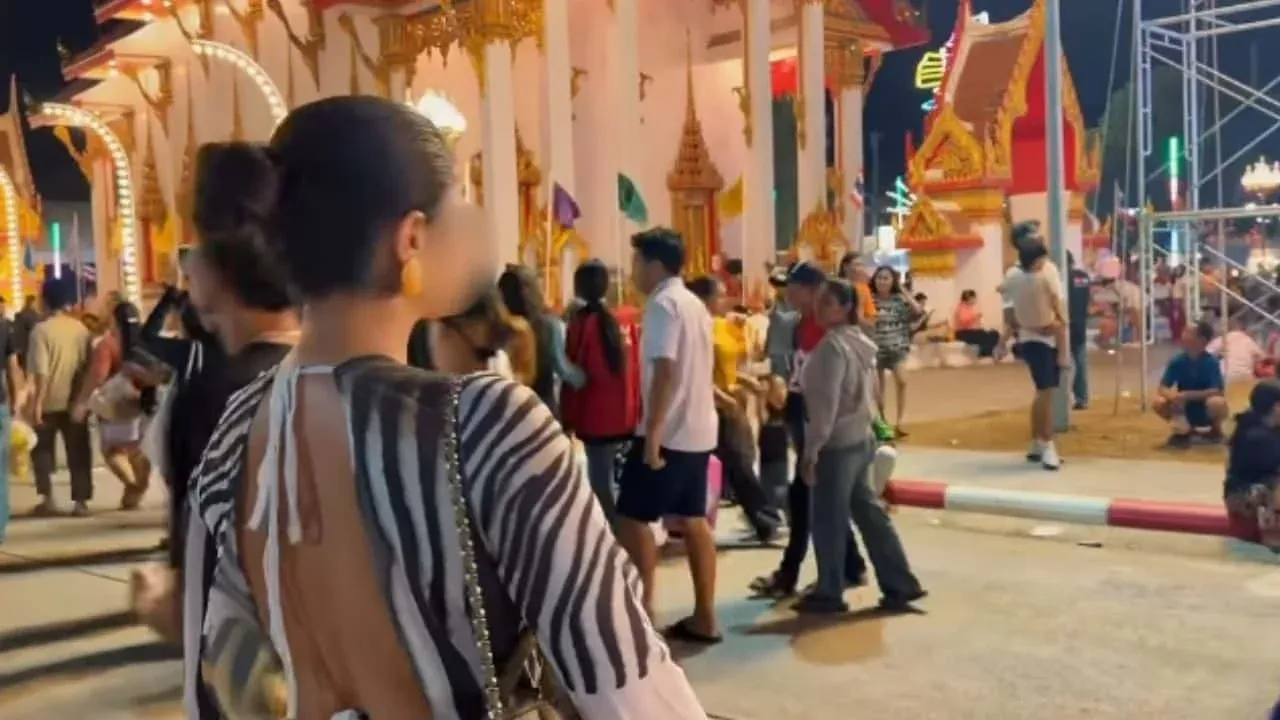 사원에서 키스하는 외국인 커플