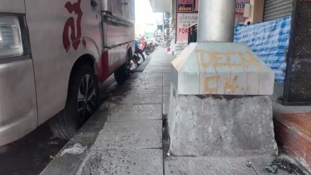 파타야 인도를 막고 있는 가로등 기둥