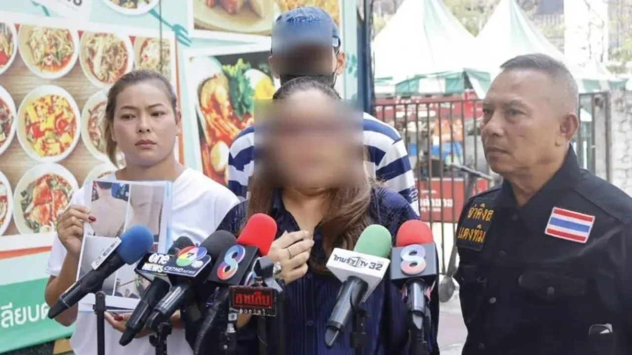 경찰에 고소장을 제출하는 피해 학생 어머니