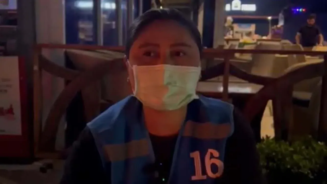 파타야 워킹스트리트에 뿌려진 소화기 분말