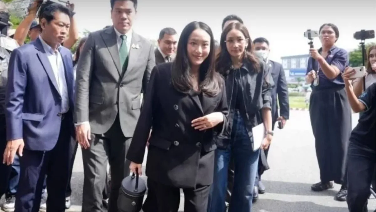탁신 전 총리의 딸들이 교도소 면회