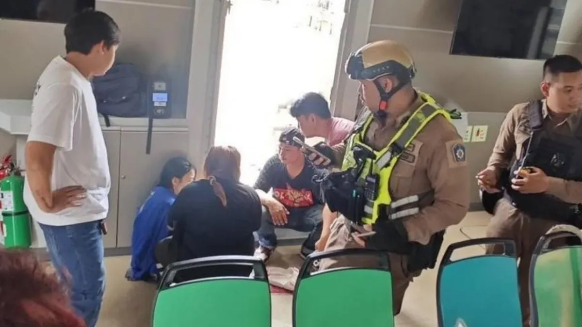 차오프라야강에서 자살 시도한 여성을 구조하는 보트 승무원들