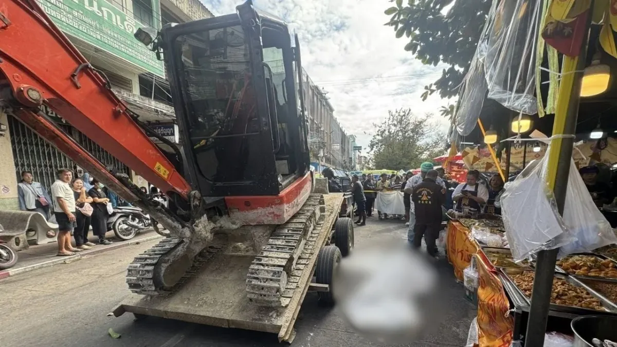 태국 나콘파톰, 백호 운반 트럭에 치여 여성 사망