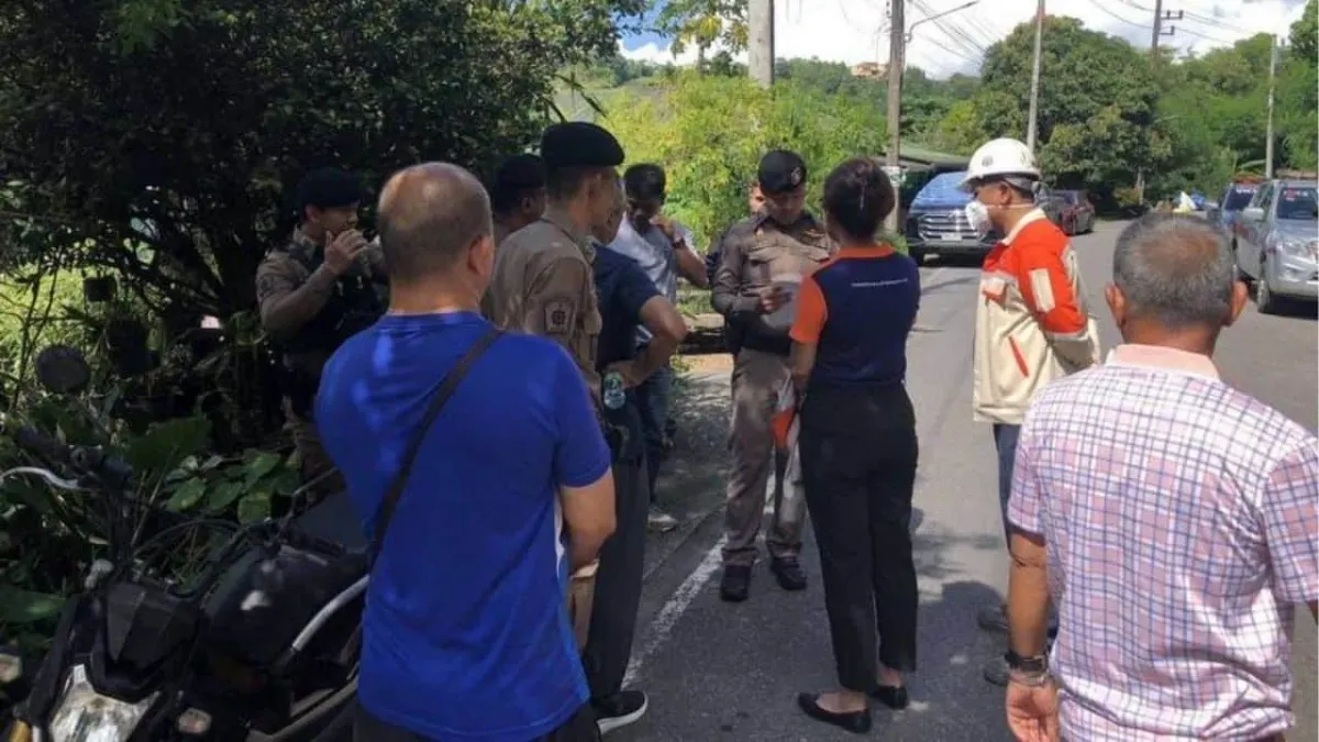 푸껫 회사 앞 헬멧 착용 논란 시위 현장