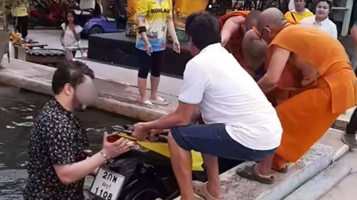 파타야 사원 연못에 오토바이를 타고 빠진 외국인 남성