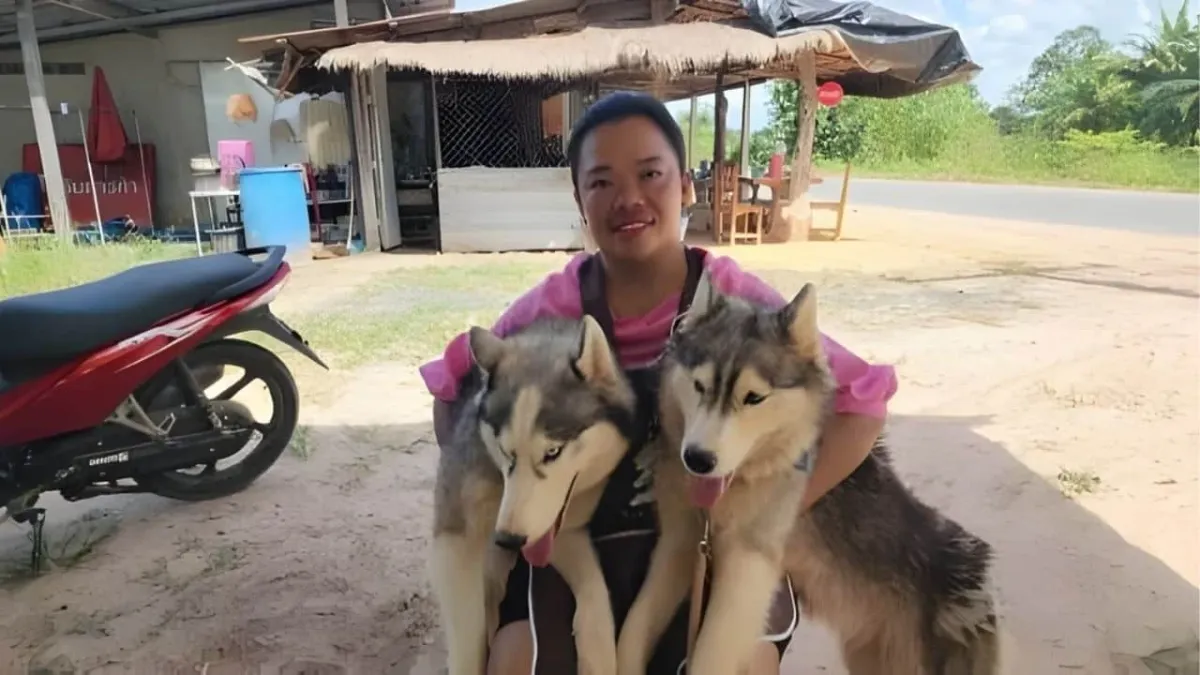 태국-캄보디아 국경 긴장으로 인해 반려견을 입양 보내는 태국 여성