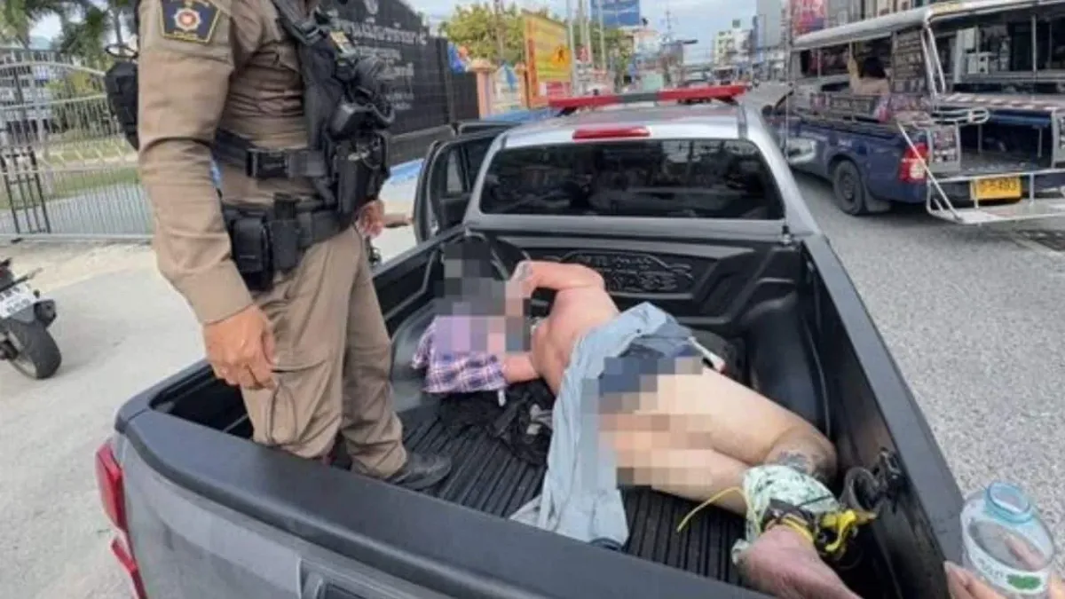 파타야에서 나체로 교통을 막은 외국인 남성