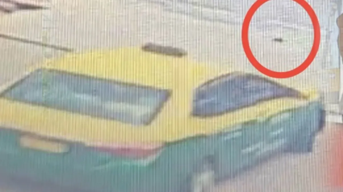 논타부리 주유소에서 택시기사가 잃어버린 지갑을 챙기는 모습