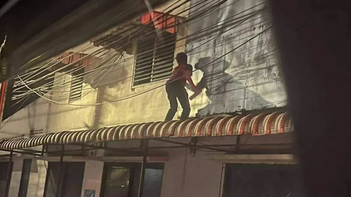 푸켓 건물에 낙서하는 외국인 10대들