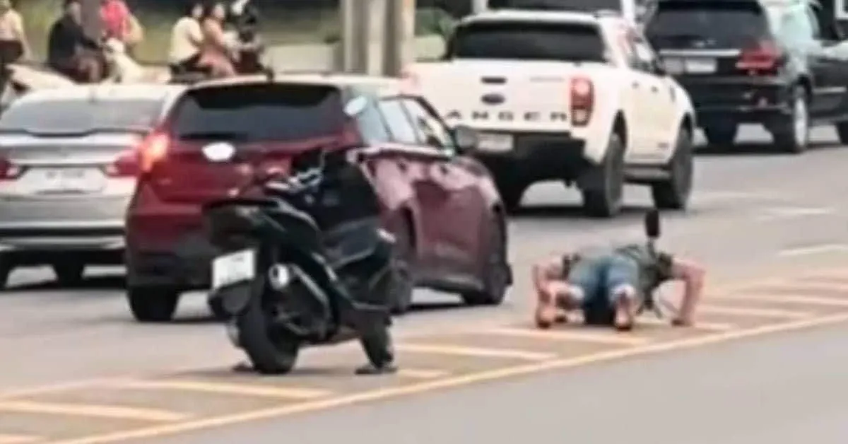 푸켓 도로에서 팔굽혀펴기하는 외국인