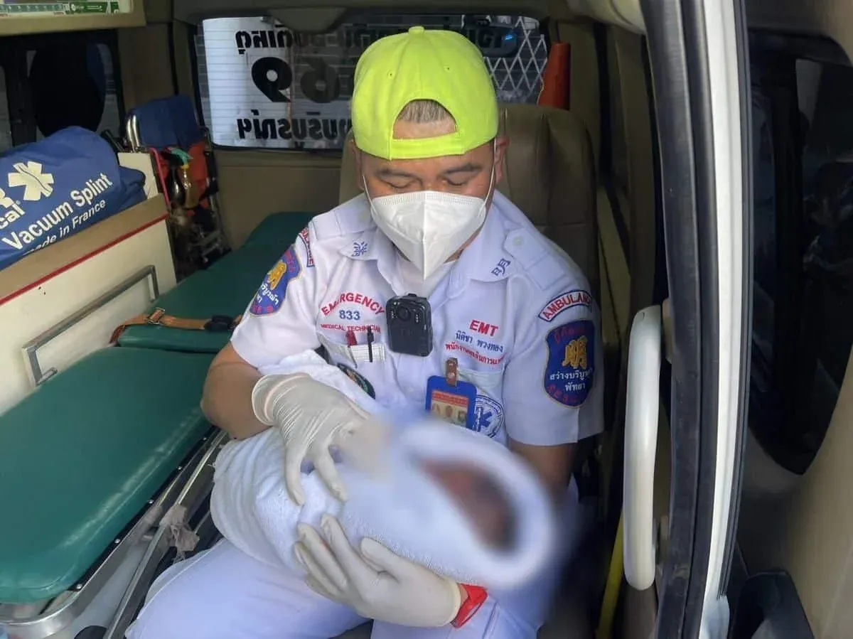 파타야 기숙사에서 발견된 유기된 신생아