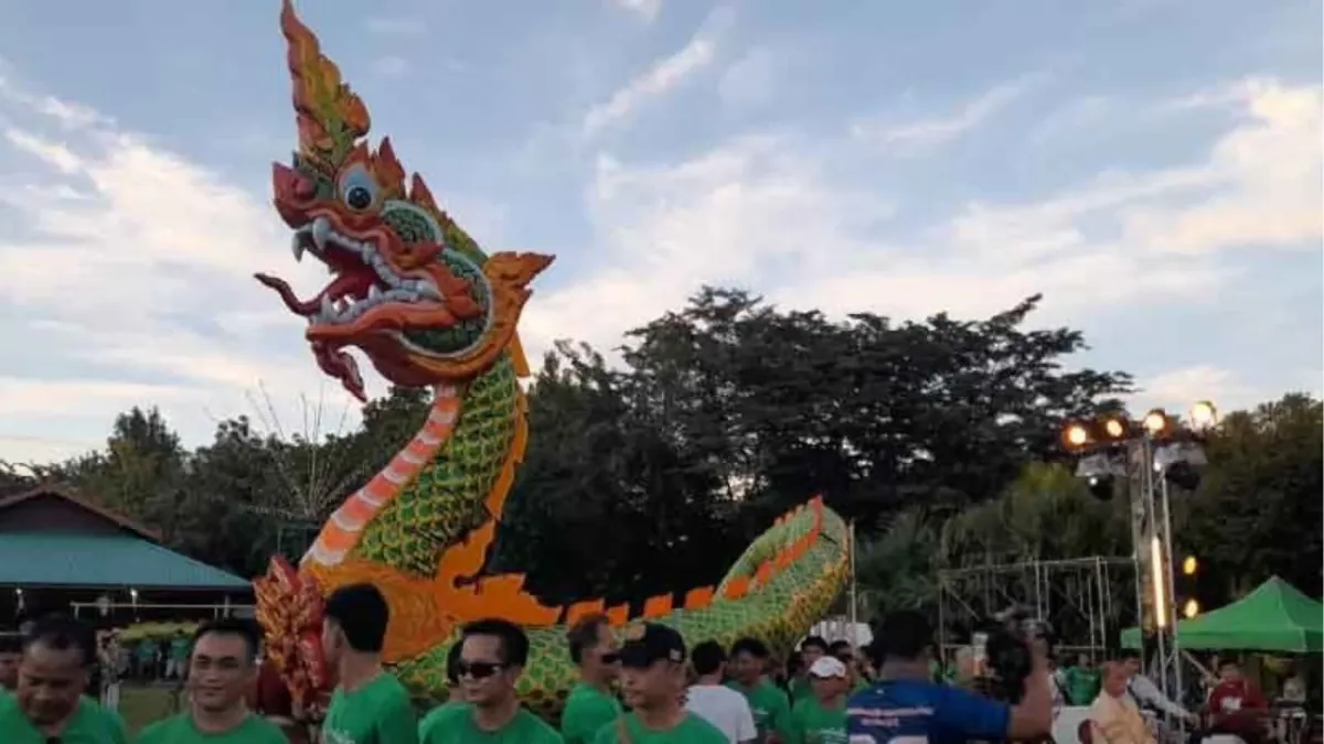 태국 우돈타니 캄차노드 섬에서 행운의 로또 번호를 찾는 사람들