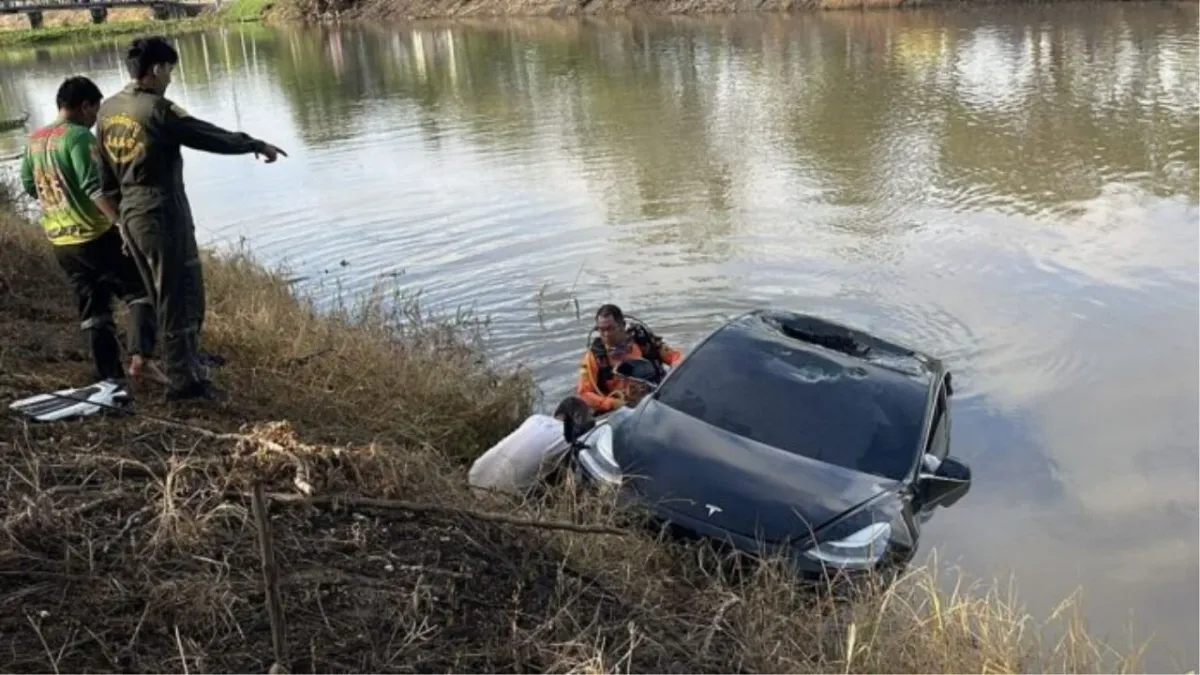 태국 파툼타니에서 테슬라가 운하에 추락해 운전자 사망