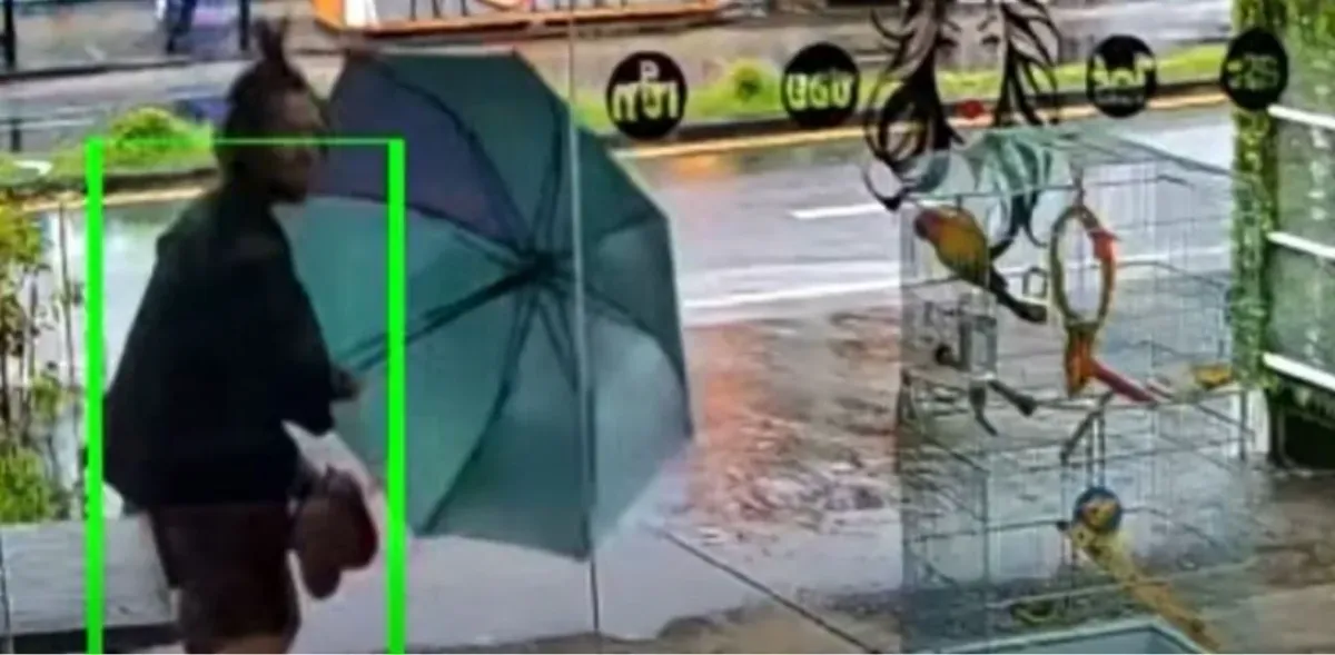 푸켓 미용실 앞에서 신발과 우산 훔친 외국인, CCTV에 포착