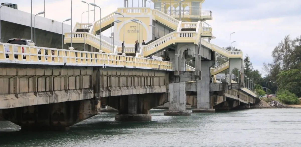 푸켓 다리에서 픽업트럭 추락, 동반 자살로 추정되는 2명 발견