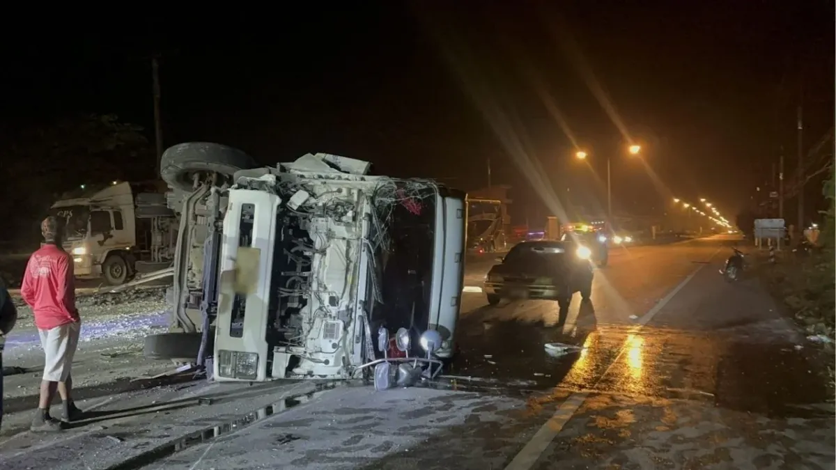 태국 팟타룽서 18륜 트레일러 전복사고, 3시간 교통마비