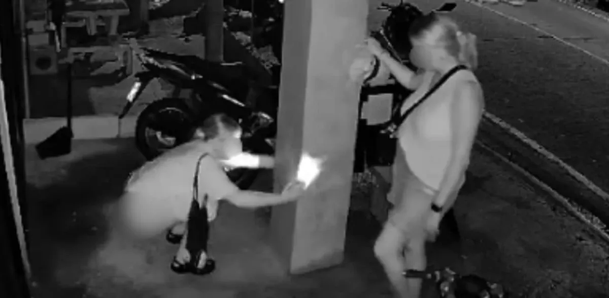 코타오 식당 앞에서 소변을 본 외국인 여성, 논란 일으켜