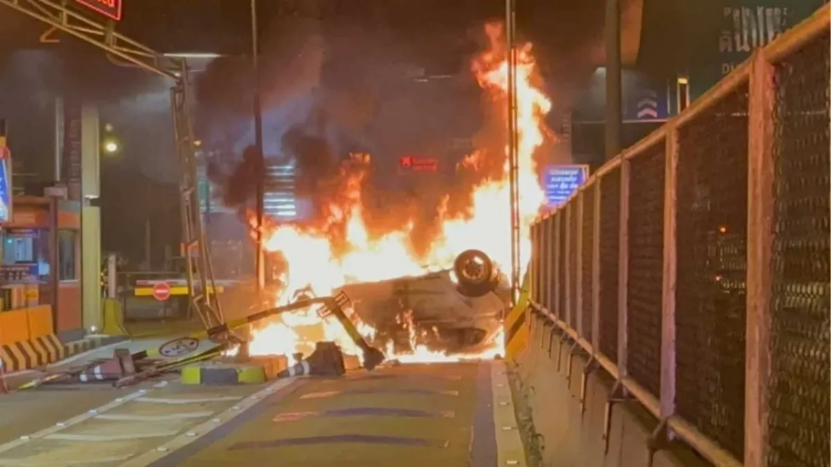 졸음운전 차량, 방콕 톨게이트 충돌 후 전소 화재 발생